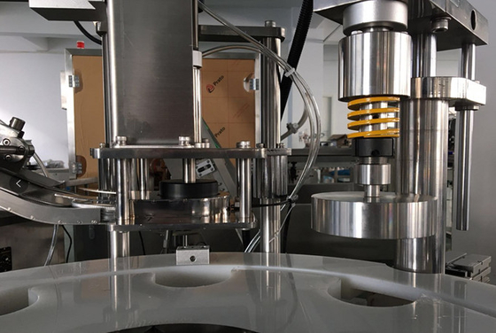 Automatic Rotary Type Automatic Glass Bottle Sealing And Capping Machine 2000bph