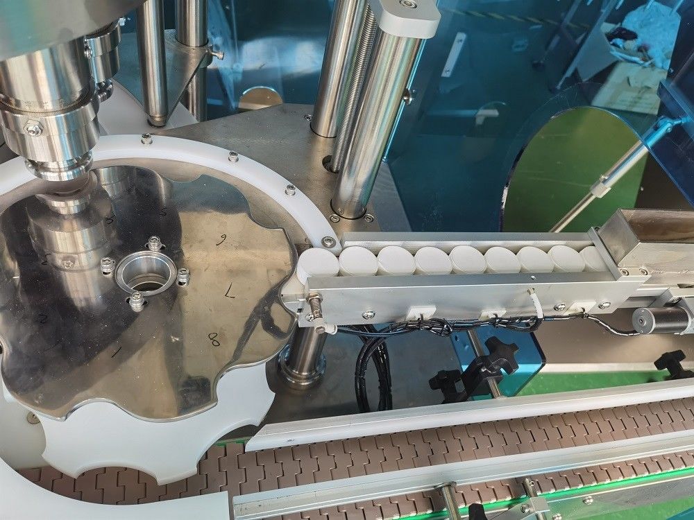 8000BPH Plastik Otomatik Yağ Şişesi Kapatma Makinesi Döner Tip Yüksek Hızlı