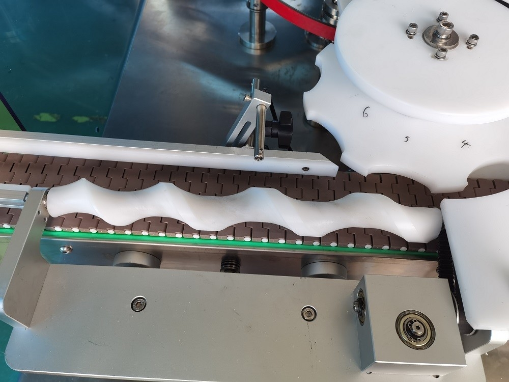 8 Kafa Elektrikli Şişe Kapatma Makinesi Flip Caps İçin Yüksek Hızlı Döner Tip