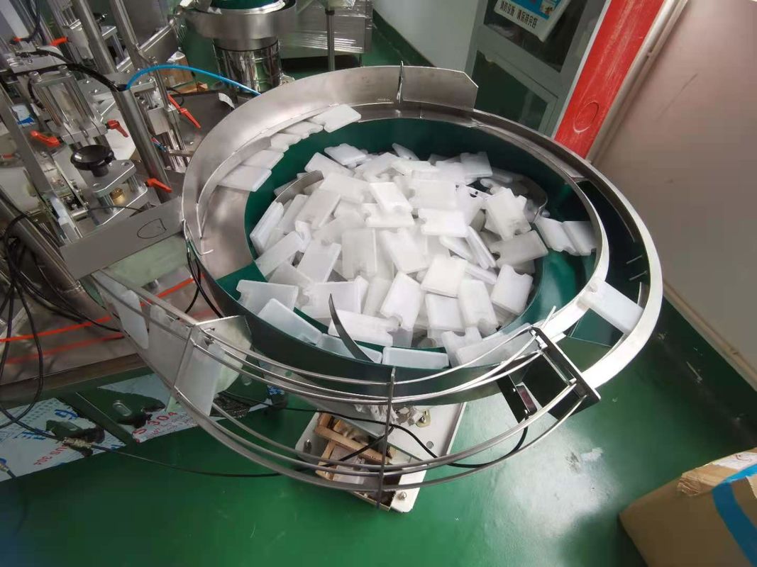 Cep Kartı Parfüm Şişesi Monoblok Dolum Kapatma Makinesi 1500BPH Otomatik Tip