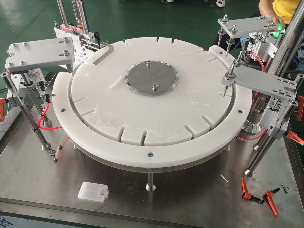 Cep Kartı Parfüm Şişesi Monoblok Dolum Kapatma Makinesi 1500BPH Otomatik Tip