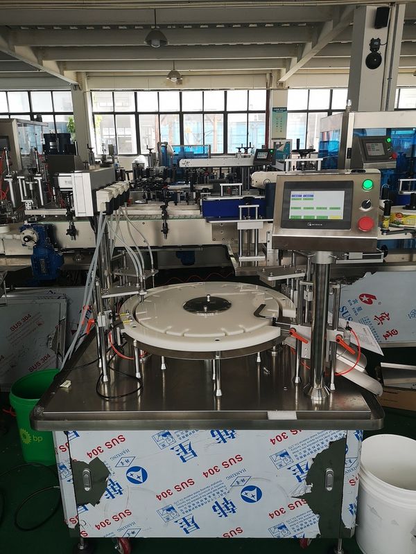 Cep Kartı Parfüm Şişesi Monoblok Dolum Kapatma Makinesi 1500BPH Otomatik Tip